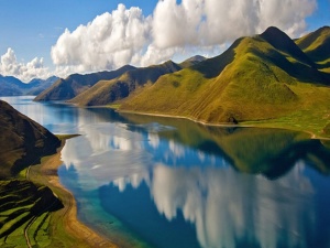 Yamdrok Lake